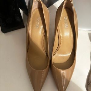 Michel Kors mid-heel shoe